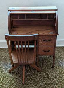 lot 113 image: Childrens Roll Top Oak Desk and Chair
