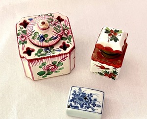 lot 189 image: Vintage Ink Wells and Water Dropper