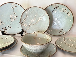 lot 194 image: Vintage Pottery Dishes