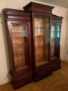 lot 1 image: Beautiful Antique Walnut Display Cabinet
