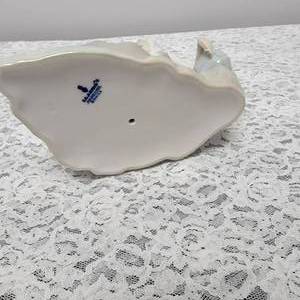 lot 45 image: Lladro Shepherdess with Dove Porcelain Figurine 4660G