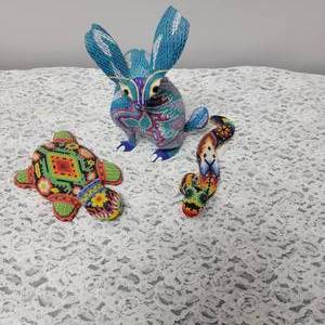 lot 113 image: Oaxacan Signed Carved Rabbit plus Beaded Mexico Reptile Menagerie