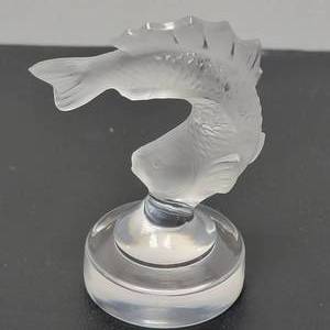 lot 21 image: Lalique Frosted Florentine Koi Fish Pedestal Figurine