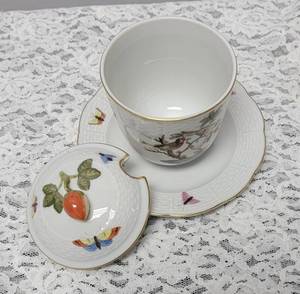 lot 58 image: Herend Porcelain Rothschild Bird Jam Honey Pot