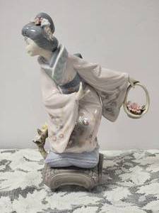 lot 7 image: Lladro Fine Porcelain Japonesita Arrodi Llada No. 1.447