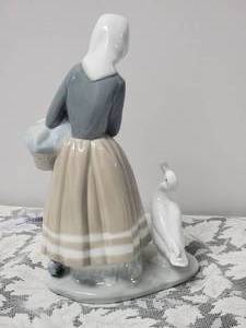 lot 41 image: Lladro Girl with Milk Pail Figurine #4682 Retired