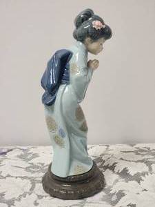lot 42 image: Lladro Japanese Sayonara Porcelain Figurine #4989