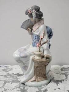 lot 43 image: Lladro Japanese Serenidad Nippon Lady