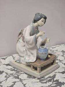 lot 44 image: Lladro Michiko Japanese Geisha With Flower Basket