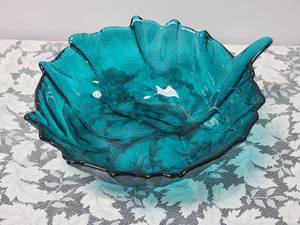 lot 112 image: Blenko Ocean Blue Large Leaf Serving Bowl