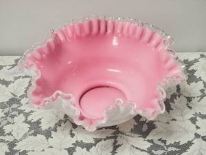 lot 105 image: Pink to White Ruffled Edge Brides Basket Bowl