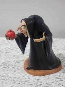 lot 142 image: Disney Classic Collection  Witch Sculpture