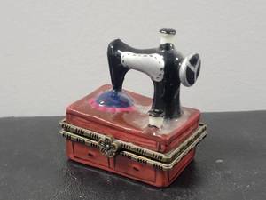 lot 109 image: Collection of Porcelain Trinket Boxes