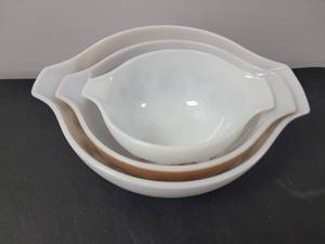 lot 130 image: Vintage Pyrex Americana Pattern  3 Bowl Set