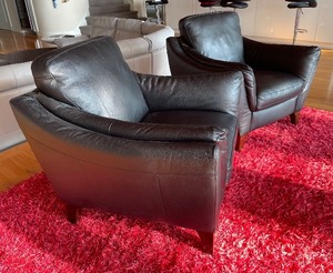 lot 3 image: Beautiful Black Leather Chairs by Natuzzi Editions