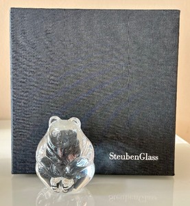 lot 41 image: Stueben Crystal Bear Figurine