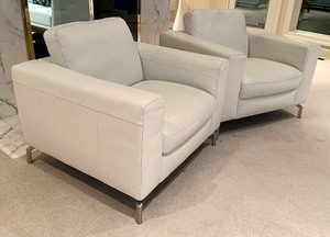 lot 17A image: Pair of Luxurious White Leather Chairs by Natuzzi Editions