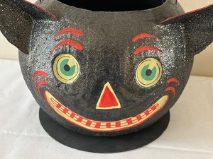 lot 120 image: Department 56 Large Halloween Cat Figurine Basket