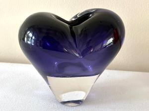 lot 112 image: Rosenthal Purple Heart Bud Vase