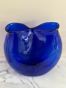 lot 79 image: Cobalt Hand Blown Blue Art Glass Pinched Top Decorative Vase