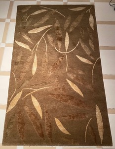 lot 179 image: Beautiful Brown Accent Rug