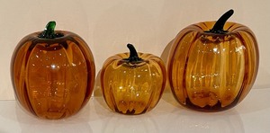 lot 190 image: Trio of Blown Glass Pumpkin Figurines