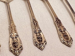 lot 208 image: 8 Wallace Sterling Silver Salt Spoons