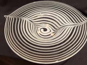 lot 174 image: Striking Art Glass Bowl