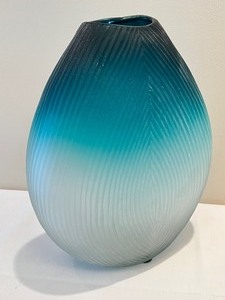 lot 151 image: Art Glass Style Decorative Vase