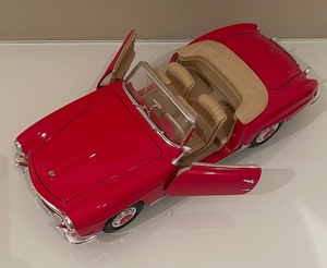 lot 246 image: Maisto1995 Mercedes Benz 190 Si Car Model 118 Scale
