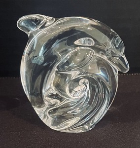 lot 248 image: Stueben Crystal Dolphin Figurine