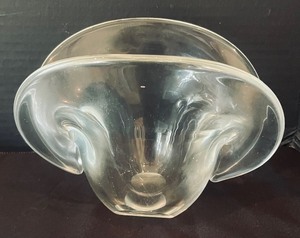 lot 271 image: Gorgeous Glass Vase