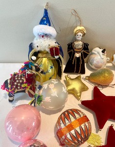 lot 275 image: Festive Grouping of Christmas Ornaments