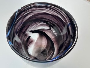 lot 320 image: Amazing Art Glass Style Vase