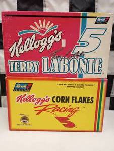 lot 33 image: Revell 124th Scale Die Cast Cars