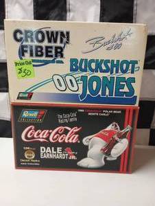 lot 34 image: (2) Revell 124th Scale Die Cast Cars
