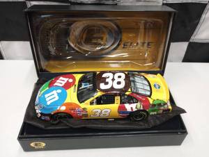 lot 41 image: Action Elite Elliot Sadler #38 M&Ms 124th Scale Die Cast Car