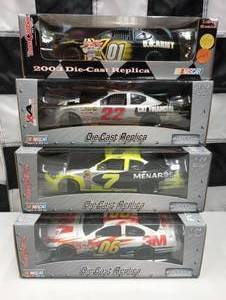 lot 58 image: Team Caliber Pit Stop 124th Scale Die Cast Cars