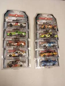 lot 65 image: Team Caliber Pit Stop 164th Scale Die Cast Cars