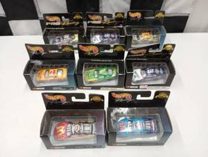 lot 81 image: Hot Wheels Racing 164th Scale Die Cast Cars