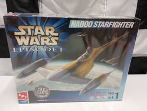 lot 245 image: Ertl AMT Star Wars Episode 1 Naboo Starfighter 148 Scale Die Cast Model Kit