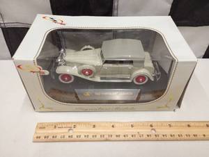 lot 308 image: Signature Models 143rd Scale Die Cast Cars