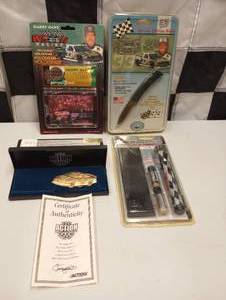 lot 446 image: Nascar Knives, Flashlight & Hologram Card
