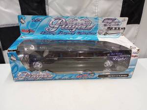 lot 536 image: Maisto Players Chrysler 300 Luxury 124th Scale Die Cast Limo