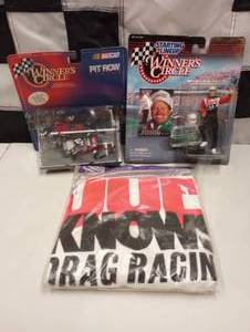 lot 784 image: Winners Circle Pit Crew & John Force Action Figure
