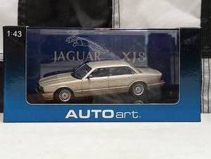 lot 817 image: Autoart Jaguar XJ8 143rd Scale Die Cast Car