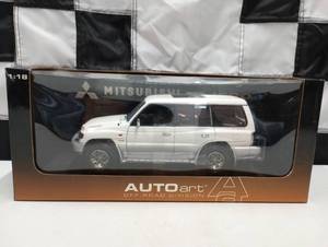 lot 829 image: Autoart Off Road Division Mitsubishi Pajero 118th Scale Die Cast Car
