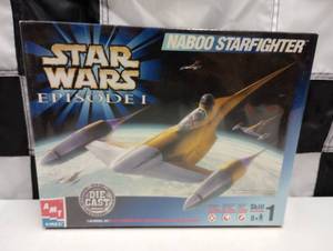 lot 873 image: Ertl AMT Star Wars Episode iNaboo Starfighter 148th Scale Die Cast Model Kit