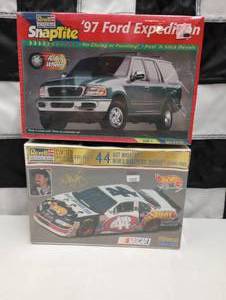 lot 893 image: Revell 125th Scale Model Kit