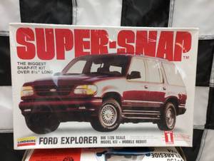 lot 894 image: Lindberg 120th & 125th Scale Model Kits